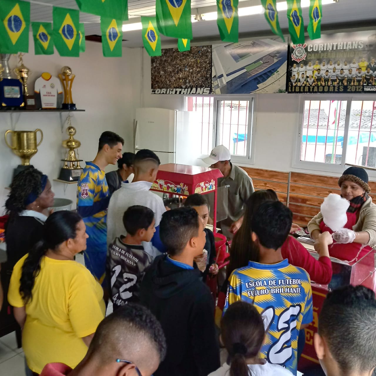 Crianças esperam para pegar algodão doce.